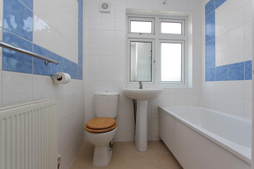 Apartment in Rayners Lane - View 5