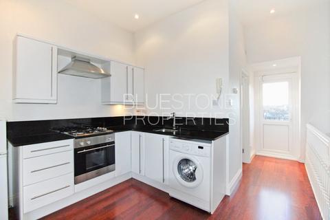 Studio to rent, Balham High Road, Balham