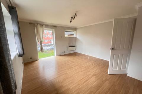 2 bedroom flat to rent, Lawrence Court, Windsor