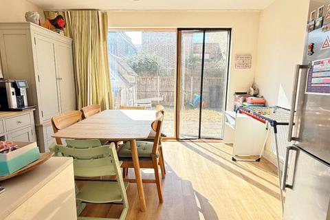 4 bedroom semi-detached house to rent, Royal Way, Trumpington