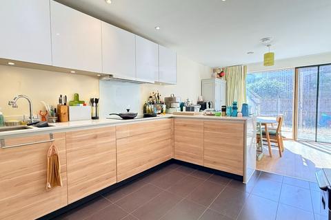 4 bedroom semi-detached house to rent, Royal Way, Trumpington