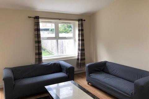 5 bedroom terraced house to rent, Pitcairn Road, Mitcham