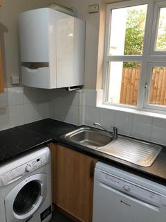 5 bedroom terraced house to rent, Pitcairn Road, Mitcham