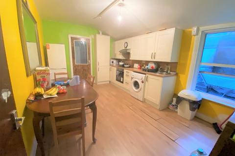 1 bedroom in a house share to rent - High Street North, East Ham, E6