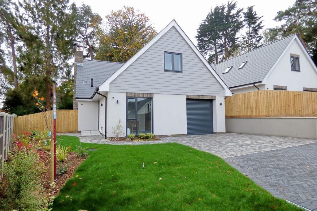 Abbotsbury Road, Broadstone 4 bed chalet £599,950