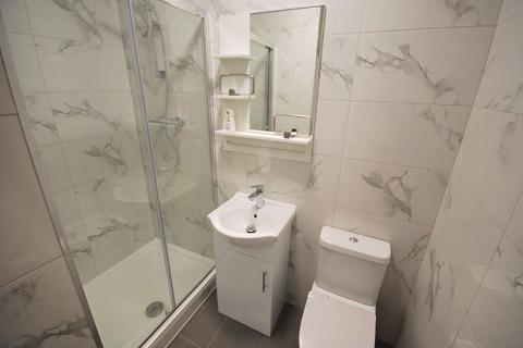 5 bedroom semi-detached house to rent, ST ANDREWS AVENUE
