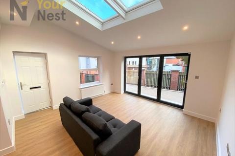 2 bedroom apartment to rent, Ash Road, Leeds, LS6 3JJ, EN-SUITE BATHROOMS