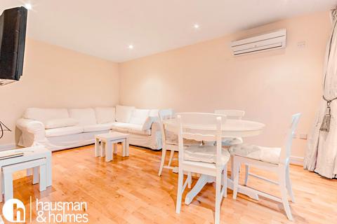 2 bedroom flat to rent, Peaberry Court, Hendon