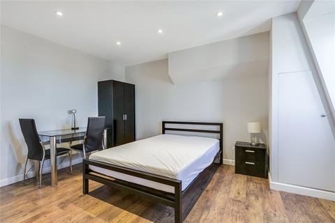 Studio to rent, Warwick Road, Earls Court, London