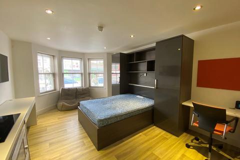 Studio to rent, High Road