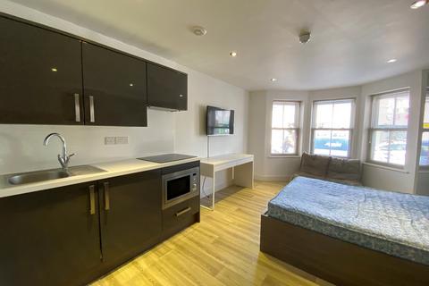 Studio to rent, High Road