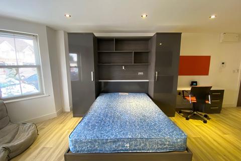 Studio to rent, High Road