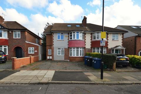 3 bedroom flat to rent, St Dunstans Avenue, Acton W3 6QL
