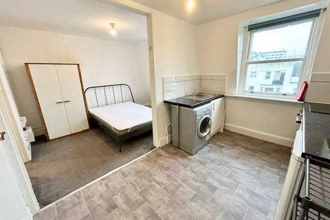 Studio to rent, Oriental Place, Brighton