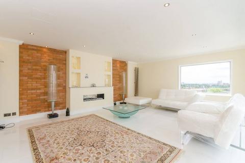 2 bedroom penthouse to rent, College Crescent, London NW3