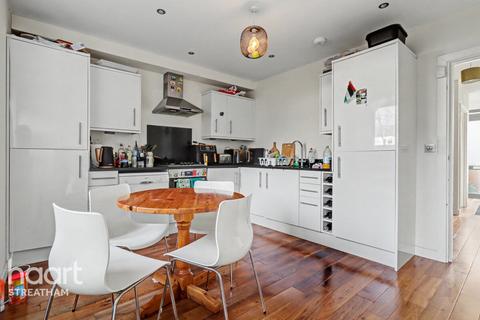 3 bedroom townhouse to rent, Gatton Road, Tooting Broadway SW17