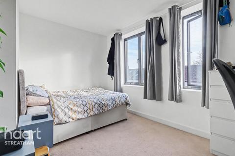 3 bedroom townhouse to rent, Gatton Road, Tooting Broadway SW17