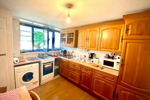 3 bedroom flat to rent, Mogden Lane, Isleworth