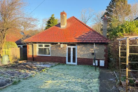 3 bedroom detached bungalow to rent, Somerset Road, Almondbury, Huddersfield HD5