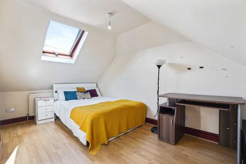 3 bedroom flat to rent, Valetta Road, London W3