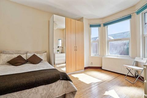 3 bedroom flat to rent, Valetta Road, London W3
