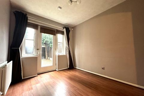 3 bedroom end of terrace house to rent, Grange Close