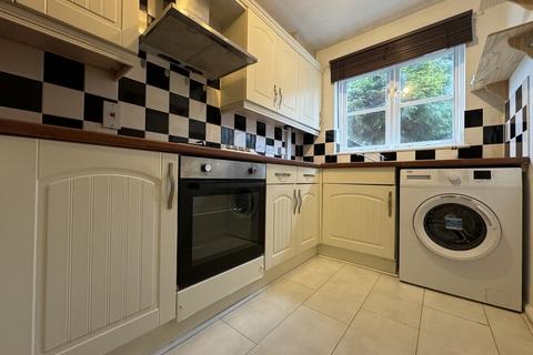 3 bedroom end of terrace house to rent, Grange Close