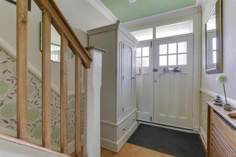 128 Clay Hill, Enfield, EN2 9AN
