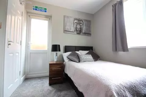 1 bedroom in a house share to rent - View 2