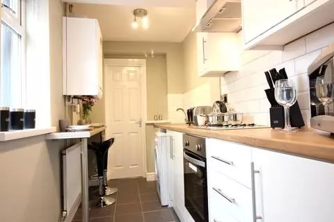 1 bedroom in a house share to rent - View 4