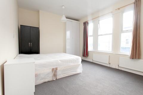 3 bedroom retirement property to rent - 37a  Street, Collier Wood, London, SW19