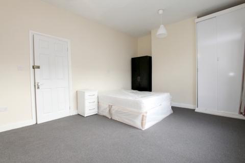 3 bedroom retirement property to rent - 37a  Street, Collier Wood, London, SW19
