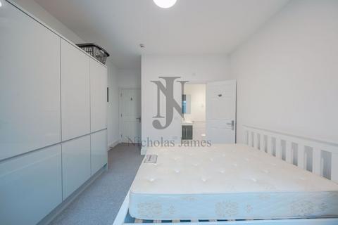 Studio to rent, St. Johns Avenue, Friern Barnet, London, N11