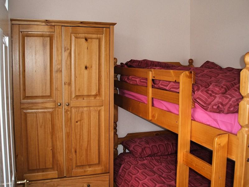 Carmarthen Bay Holiday Park, Kidwelly, Carmarthenshire. SA17 5HQ 3 bed