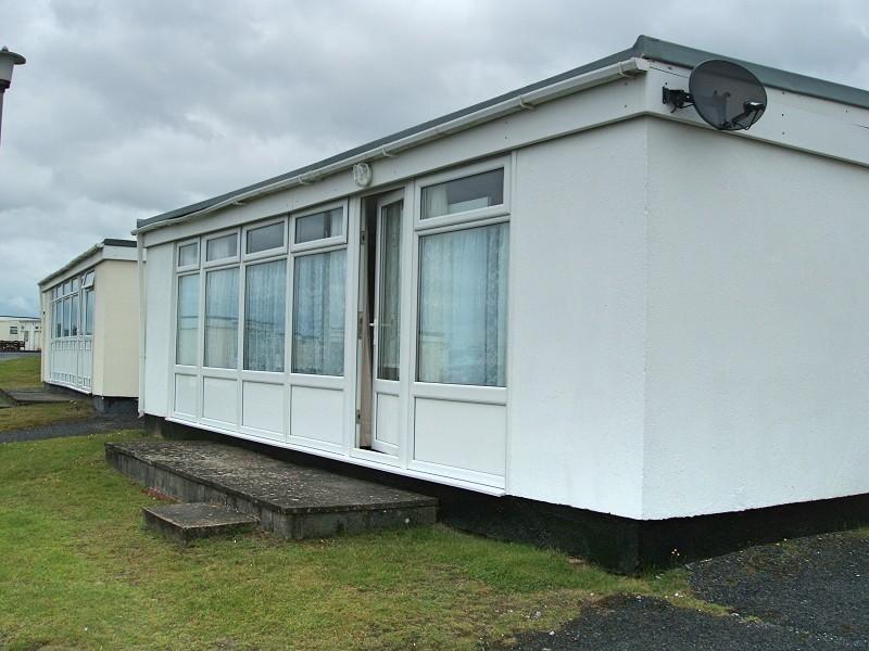 Carmarthen Bay Holiday Park, Kidwelly, Carmarthenshire. SA17 5HQ 3 bed