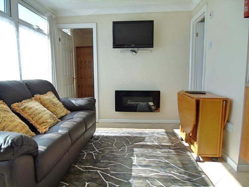Carmarthen Bay Holiday Park, Kidwelly, Carmarthenshire. SA17 5HQ 3 bed