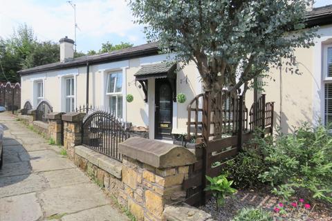 2 bedroom semi-detached bungalow to rent, Acres Road, Wirral CH63