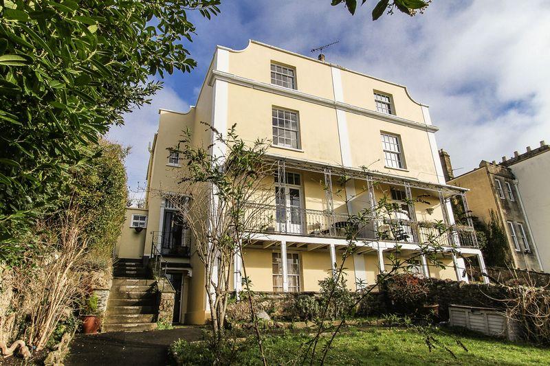 Highdale Road, Clevedon 2 bed apartment £900 pcm (£208 pw)