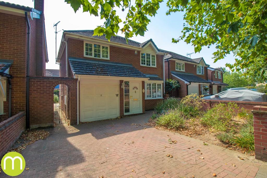 Mountbatten Drive, Colchester, CO2 4 bed detached house £350,000