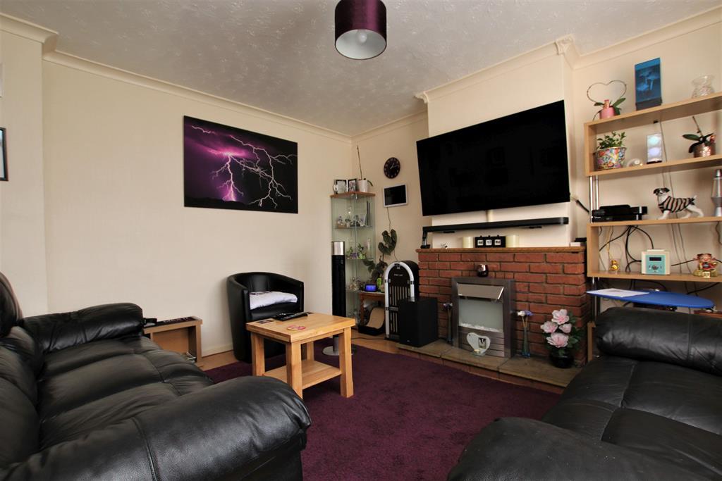 Chelsea Green, Leighton Buzzard 3 bed semidetached house £350,000