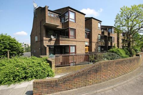 3 bedroom apartment to rent, Manningtree Close, London, SW19