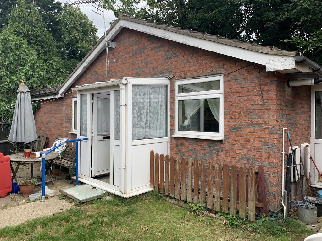 Marlborough Road, Luton LU3 2 bed detached bungalow for sale £279,000
