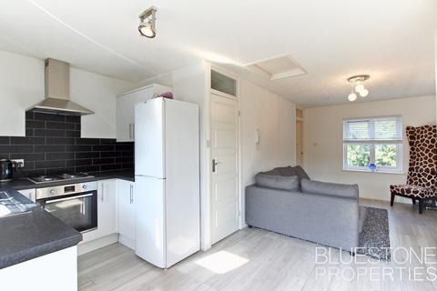 Studio to rent, Monarch Mews, Streatham