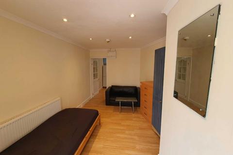 Studio to rent, Beatrice Road, Southall