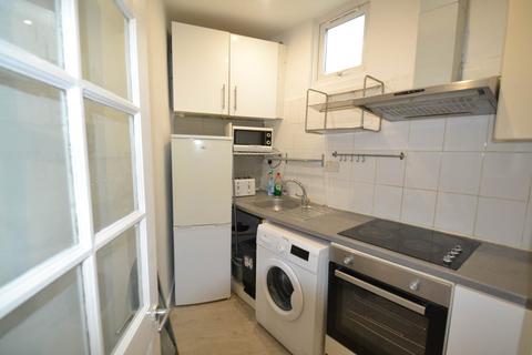 Studio to rent, Beatrice Road, Southall