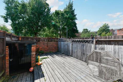 3 bedroom apartment to rent, Mowatt Close, Archway, London