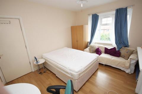 1 bedroom in a house share to rent, The Approach, East Acton, London, W3 7PS