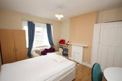 1 bedroom in a house share to rent, The Approach, East Acton, London, W3 7PS