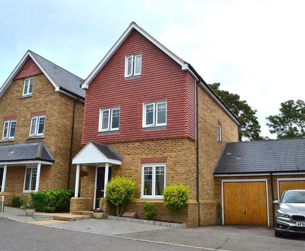Halcyon Close, Oxshott, KT22 4 bed detached house £850,000