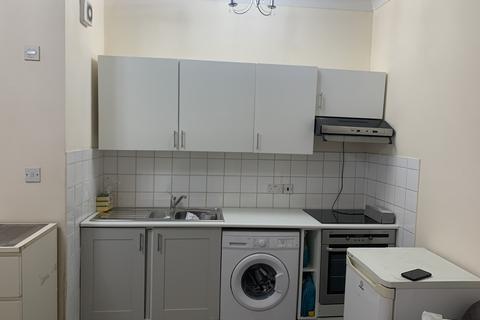 Studio to rent, Bowes Road , Palmers Green , London N13